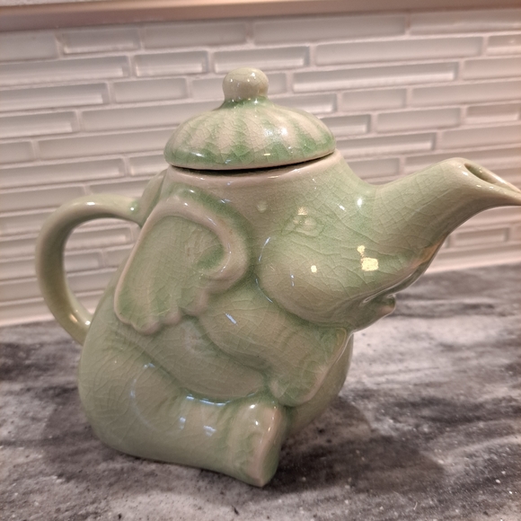 2 Elephant Teapots - Picture 9 of 9